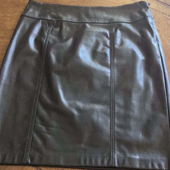 Dana Buchman Dresses & Skirts - NWOT Dana Bachman Size 6 Black Leather-look skirt. Beautiful.